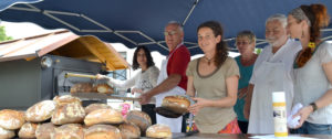 Projekte_Gruppe backt Brot unter Pavillion