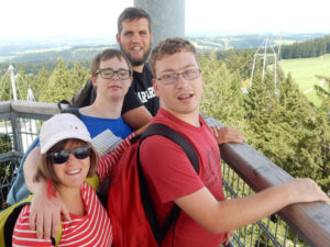 Freizeiten_Reisen_Gruppe mit Rucksäcken auf Aussichtsturm