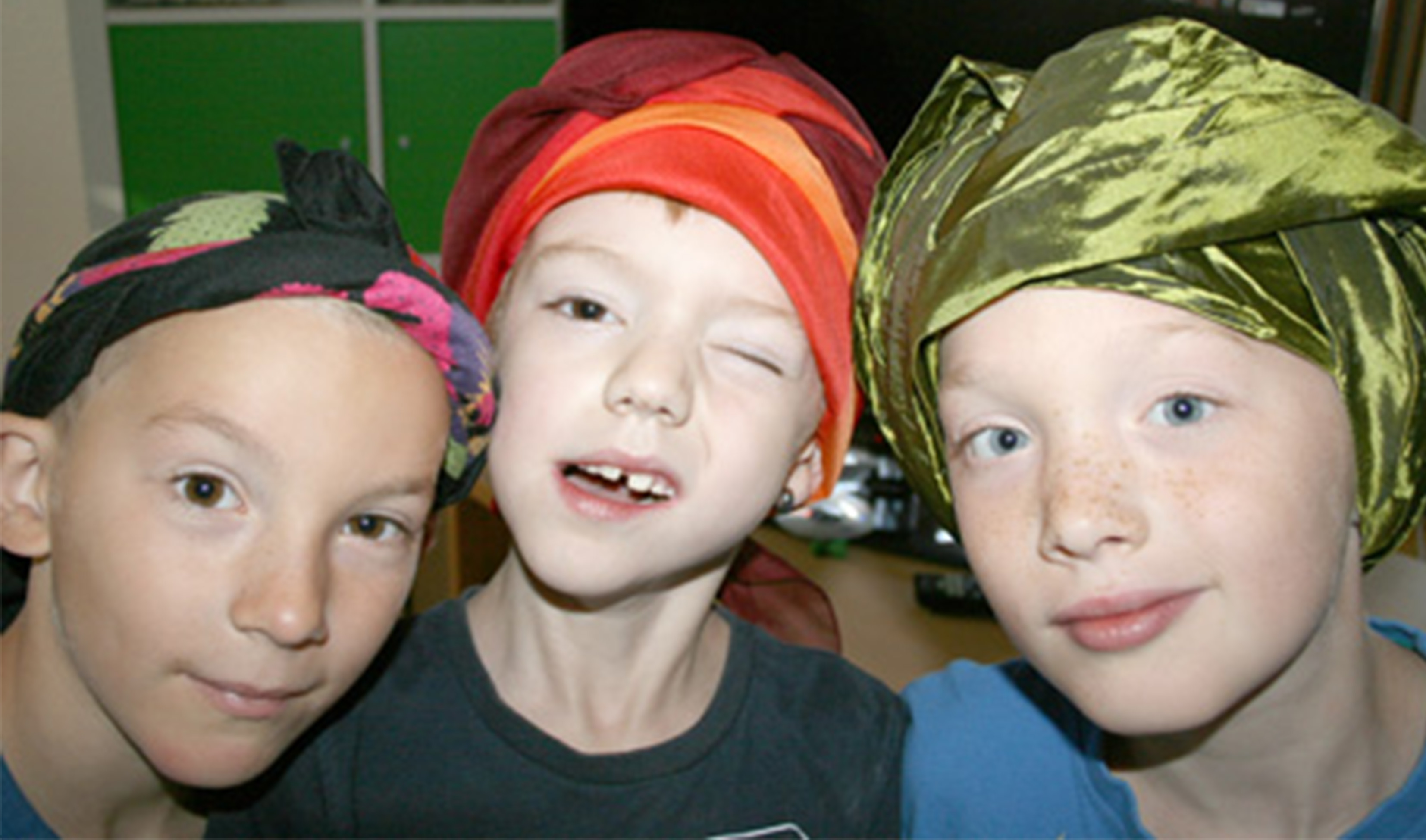 Drei Kinder mit Turban
